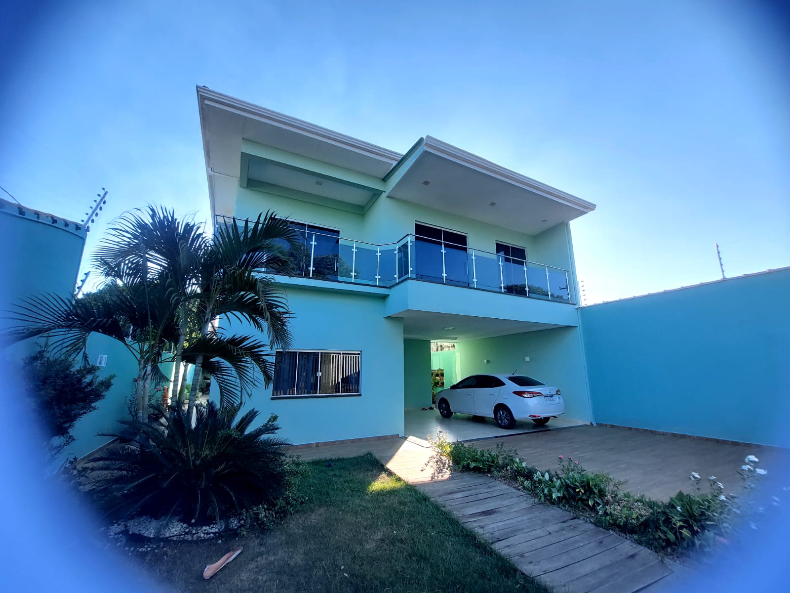 Vista lateral e garagem da residência Eunice