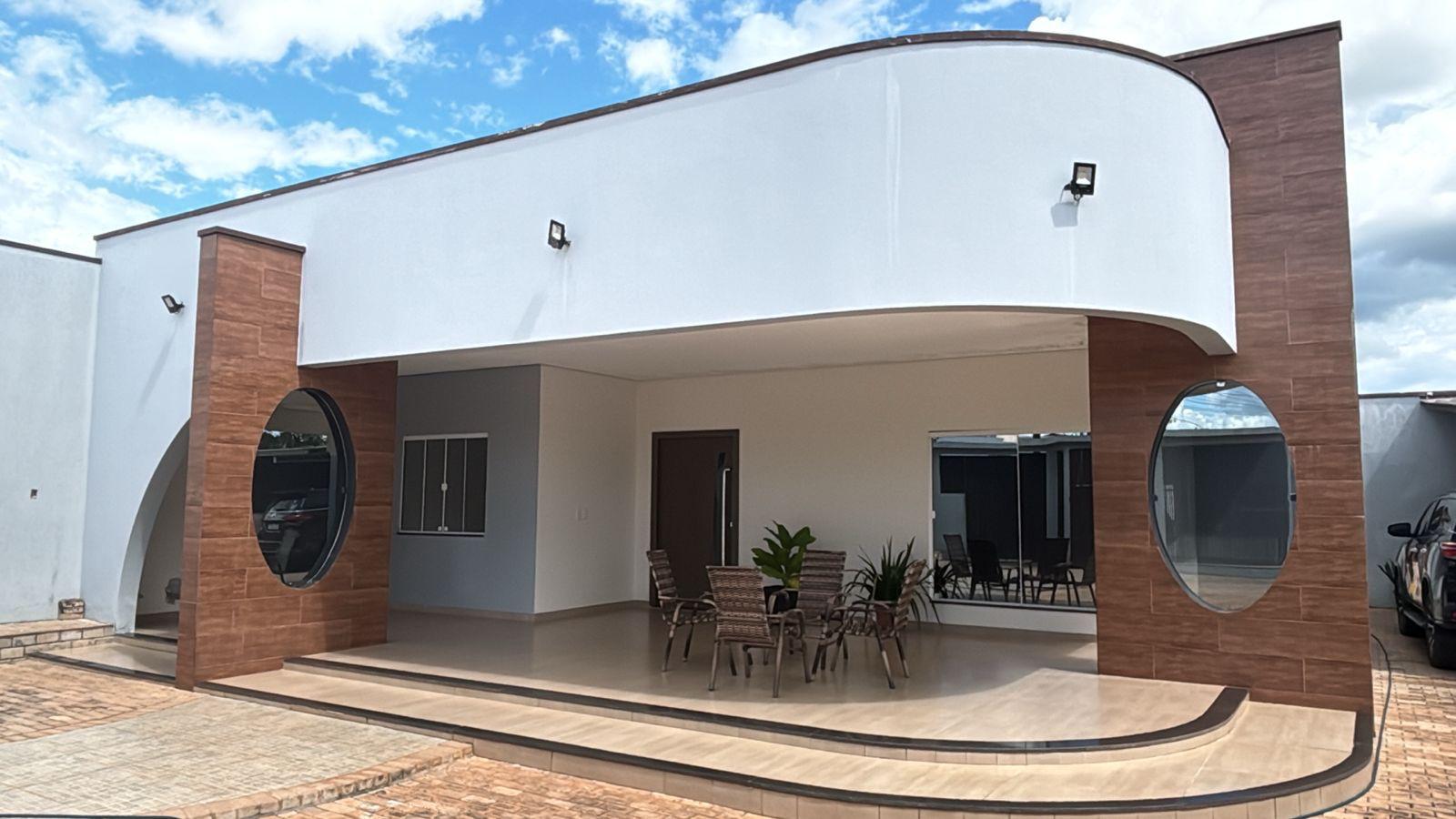 Fachada finalizada da reforma residencial Leonidas